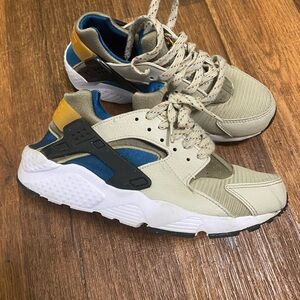 Nike Kids Tan and Blue Huarache Sneakers